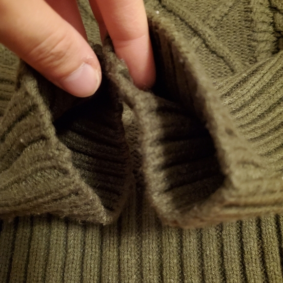 Tommy Hilfiger army green cable knit sweater. Slightly cropped. Size L. Acrylic. - Picture 9 of 10